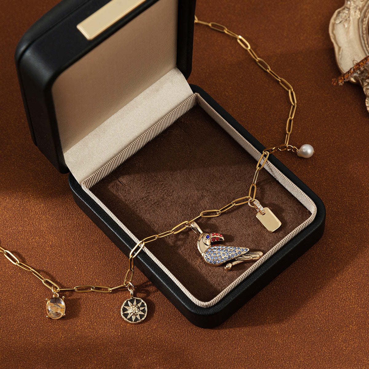 Fashion Animal Toucan Pendant Square Necklace Ladies Clavicle Chain Gold Plated Color Retention