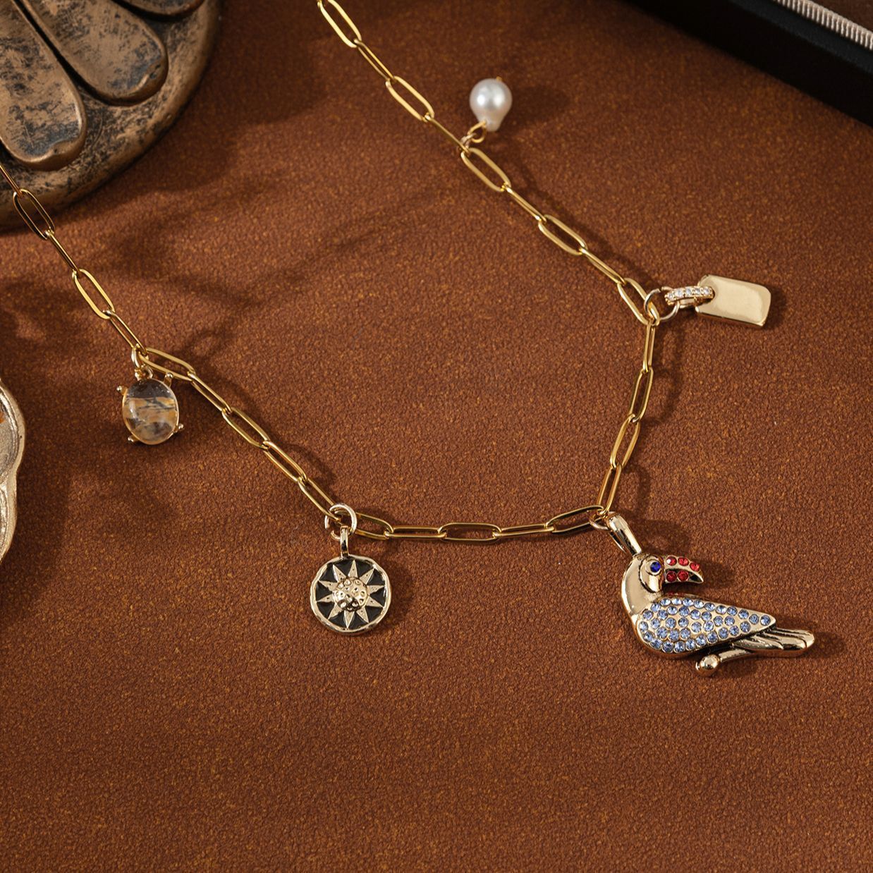 Fashion Animal Toucan Pendant Square Necklace Ladies Clavicle Chain Gold Plated Color Retention